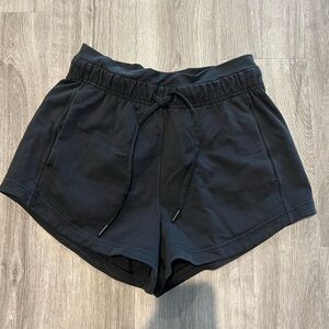 Lululemon inner glow shorts sz 6